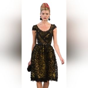 □$6 000 OSCAR DE LA RENTA BLACK  SILK LACE BEAD ESTABLISHED RUNWAY DRESS US 12